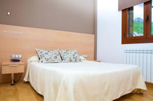 Postel nebo postele na pokoji v ubytování Apartahotel Castejón de Sos