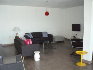 sala de estar con sofá y TV en Big Red's en Bull Savanna