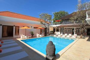 Bazén v ubytování Villa Agung Beach Inn nebo v jeho okolí