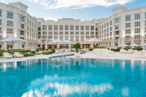 The Regency Hotel Kuwait tesisinde veya buraya yakın yüzme havuzu