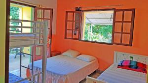 1 dormitorio con 2 literas y ventana en GITE-Hotel LA CAZ DES ORANGERS, en Le Bois de Nèfles