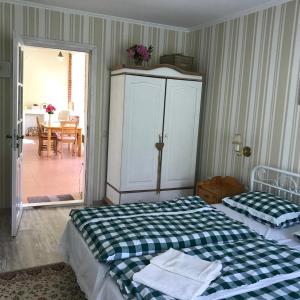 1 dormitorio con 2 camas, armario y mesa en Holiday home Usadba Novoselitsa, en Novoselitsa