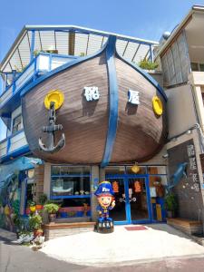 小琉球的住宿－船屋，建筑物一侧的大型木船
