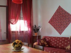 a living room with a couch and a table at B&B Arabesque in Venice