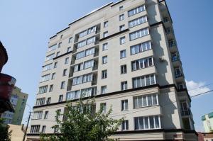 リウネにあるBabylon Apartment on Lermontova Streetの窓のある白い高い建物