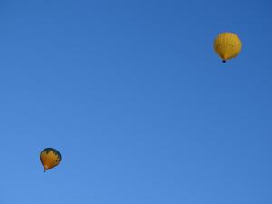 two hot air balloons flying in the sky at Chambre Romantique in Domme