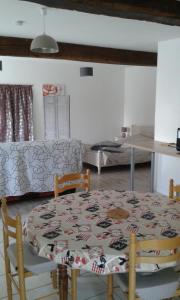 VendrennesにあるGîte Blonimaelのテーブルと椅子、キッチンが備わる客室です。