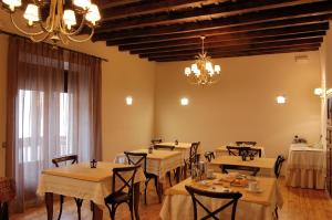 Reštaurácia alebo iné gastronomické zariadenie v ubytovaní Casa Rural La Botica