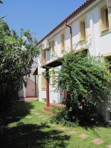 A garden outside Vamos Palace Apartments