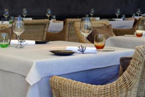 シュヴェツィンゲンにあるSeeHotel & Restaurant die Enteのワイングラスをかけたテーブル