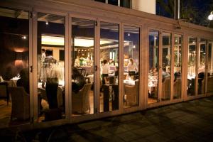 restauracja z ludźmi siedzącymi przy stolikach w nocy w obiekcie SeeHotel & Restaurant die Ente w mieście Schwetzingen