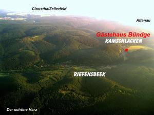 um mapa de uma área florestal com a ponte e canil sustentáveis em Gästehaus Bündge em Kamschlacken