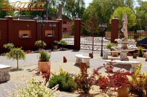 Vonkajšia záhrada v ubytovaní Sting Hotel & Event Palace
