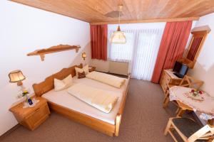 a small room with a bed and a television at Hotel Gsallbach in Kaunertal