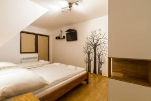 ビャウカにあるBanialuka Apartのベッドルーム1室(ベッド1台付)、壁に木の壁が備わります。
