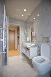 een badkamer met een toilet en een wastafel bij Hotel Bulqiza in Bulqizë