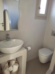 A bathroom at Notos Studios