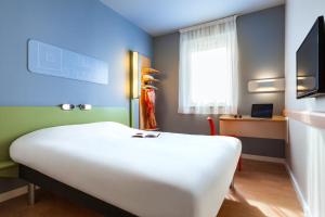 Postel nebo postele na pokoji v ubytování ibis budget Sens + 29 fotografií