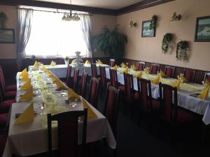 Restoran või mõni muu söögikoht majutusasutuses Hotel V Pivovaře Davle