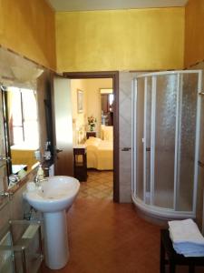 a bathroom with a shower and a sink and a toilet at B&B Villa Di Bartolomeo in Capaccio-Paestum