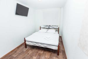 Una cama o camas en una habitación de 1kv Khar'kovskaia 69