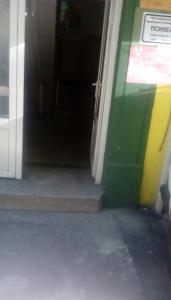 einen Gang eines Zuges mit Grün und Gelb in der Unterkunft Hostel Mlin Balkan in Skopje