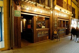 una tienda frente a un edificio en una calle en Hostal Alcazaba, en Teruel