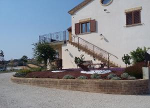 ein Haus mit einer Treppe und einem Garten davor in der Unterkunft B&B Itufi in Colonnella