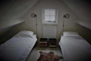 Кровать или кровати в номере Gina's garden house