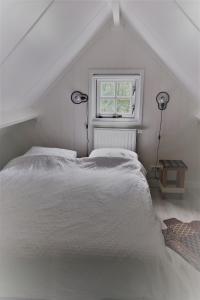 Кровать или кровати в номере Gina's garden house