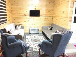 بنغل كايكارا أوزنغول في أوزونغول: غرفة معيشة مع كرسيين وأريكة