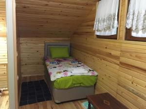 بنغل كايكارا أوزنغول في أوزونغول: غرفة صغيرة مع سرير في كابينة