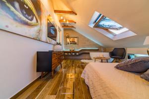 ein Loft-Schlafzimmer mit einem Bett und einem Dachfenster in der Unterkunft La Vela Luxury in Trogir