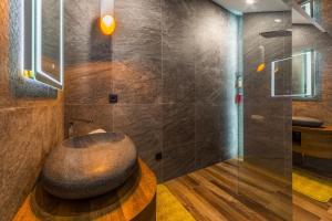 Ein Badezimmer in der Unterkunft La Vela Luxury