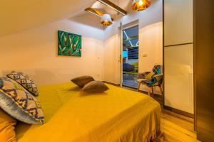 ein Schlafzimmer mit einem gelben Bett in einem Zimmer in der Unterkunft La Vela Luxury in Trogir + 37 Fotos