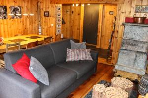 a living room with a couch and a fireplace at Meine kleine Ecke in Ferden