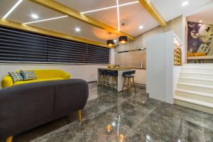 Ein Sitzbereich in der Unterkunft La Vela Luxury