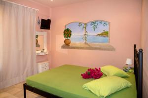 Un dormitorio con una cama con flores. en Condillia II, en Spetses