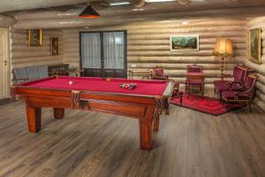a room with a pool table in a house at Conacul Maria Theresa in Orlat