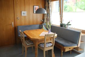 Gästehaus Mangold Fritsch في Klaus: غرفة طعام مع طاولة ومقعد