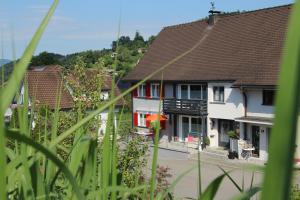un grupo de casas con puertas rojas en un pueblo en Gästehaus Mangold Fritsch, en Klaus