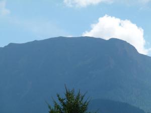 Vista generica sulle montagne o vista sulle montagne dall'interno della stanza in casa privata