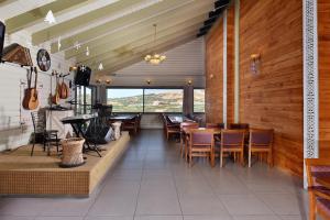 un restaurante con paredes de madera, mesas y sillas en White Suites en Majdal Shams