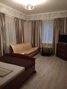 アドレルにあるApartment on Internatsionalnaya 3k1のベッドルーム(ベッド1台、ソファ、テレビ付)