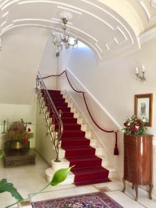 una scala in una casa con tappeto rosso di Hotel Claila a Francavilla al Mare