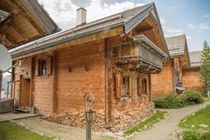 トゥルラッハー・ヘーエにあるFerienhaus Krassnigの古い木造家屋(バルコニー付)