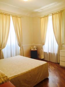 1 dormitorio con 1 cama y 2 ventanas grandes en Hotel Claila, en Francavilla al Mare
