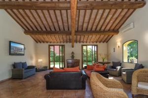 un soggiorno con mobili e soffitto in legno di Pisa Holidays a Pisa