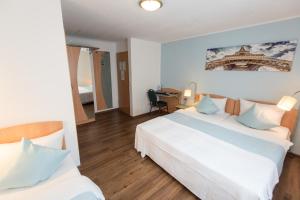 Postel nebo postele na pokoji v ubytování Residenz Hotel Wuppertal