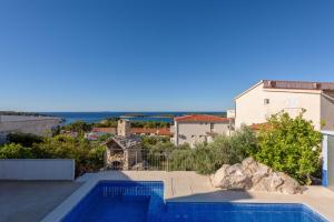 The swimming pool at or close to Fio's